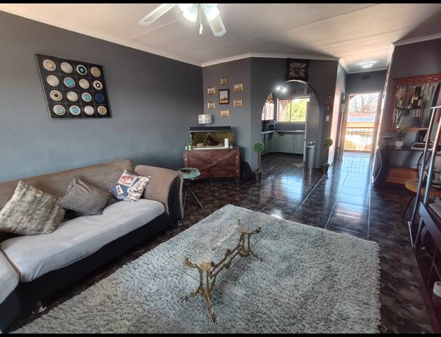 2 BEDROOM APARTMENT TO LET IN THREE RIVERS